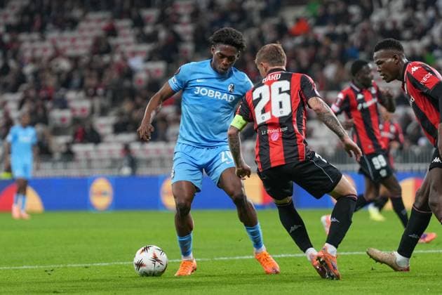 Junior Adamu (SC Freiburg, 20) am Ball , Frankreich, Fussball, UEFA Europa League, 4.Spieltag, Ligaphase, 2025 2026, OGC Nizza vs. SC Freiburg, 06.11.2025, Allianz Riviera, Nizza, Frankreich Nizza Allianz Riviera Provence-Alpes-CÃ te d Azur, CÃ Frankreich Copyright: xArnexAmbergx