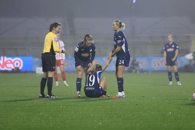 RECORD DATE NOT STATED Feli Delacauw (24; TSG Hoffenheim Frauen) hilft Valesca Ampoorter (18; TSG Hoffenheim Frauen) nach Foul auf die Beine, Schiedsrichterin beobachtet GPFBL: TSG Hoffenheim gegen SC Freiburg am 06.11.2025 im Dietmar-Hopp Stadion in Hoffenheim. Spielunterbrechung nach Foul