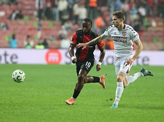 Samsunspor v Hamrun Spartans - UEFA Conference League SAMSUN, TURKIYE - NOVEMBER 6: Logi Tomasson (17) of Samsunspor in action against Joseph Mbong (10) of Hamrun Spartans during the UEFA Conference League week 3 football match between Samsunspor and Hamrun Spartans at Yeni 19 Mayis Stadium in Samsun, Turkiye, on November 6, 2025. Veysel Altun Anadolu Samsun Turkey. Editorial use only. Please get in touch for any other usage.  Copyright: x2025xAnadoluxVeyselxAltunx