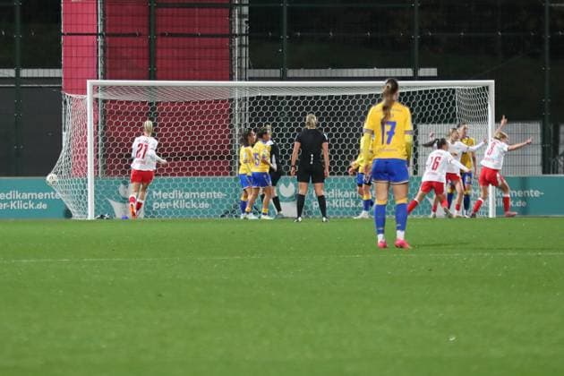 Google Pixel Frauen-Bundesliga, RB Leipzig - FC Carl Zeiss Jena; 06.11.2025 Der Ball ist im Tor, Führungstreffer zum 1:0 für RB Leipzig. Fußball, Google Pixel Frauen-Bundesliga, Saison 2025 2026, 9. Spieltag: RB Leipzig vs. FC Carl Zeiss Jena am 06.11.2025, Trainingszentrum Cottaweg, Leipzig. DFB REGULATIONS PROHIBIT ANY USE OF PHOTOGRAPHS AS IMAGE SEQUENCES AND OR QUASI-VIDEO. Copyright: xBEAUTIFULxSPORTS JanxKaeferx