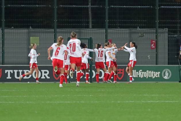Google Pixel Frauen-Bundesliga, RB Leipzig - FC Carl Zeiss Jena; 06.11.2025 Das Team von RB Leipzig jubelt über das Tor zum 1:0. Fußball, Google Pixel Frauen-Bundesliga, Saison 2025 2026, 9. Spieltag: RB Leipzig vs. FC Carl Zeiss Jena am 06.11.2025, Trainingszentrum Cottaweg, Leipzig. DFB REGULATIONS PROHIBIT ANY USE OF PHOTOGRAPHS AS IMAGE SEQUENCES AND OR QUASI-VIDEO. Copyright: xBEAUTIFULxSPORTS JanxKaeferx