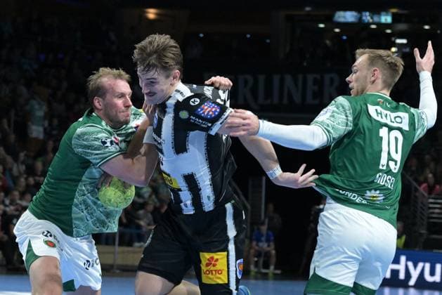 06.11.2025, xlakx, Handball, DHB-Pokal 1 8 Finale, Fuechse Berlin - ThSV Eisenach v.l. Max Darj (Fuechse Berlin), Felix Aellen (ThSV Eisenach), Mathias Gidsel (Fuechse Berlin) Zweikampf, Duell, Kampf, tackle Berlin