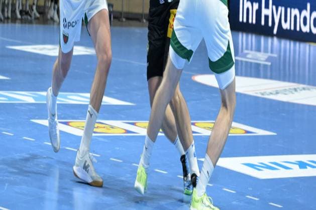 06.11.2025, xlakx, Handball, DHB-Pokal 1 8 Finale, Fuechse Berlin - ThSV Eisenach v.l. Max Darj (Fuechse Berlin), Felix Aellen (ThSV Eisenach), Mathias Gidsel (Fuechse Berlin) Zweikampf, Duell, Kampf, tackle Berlin