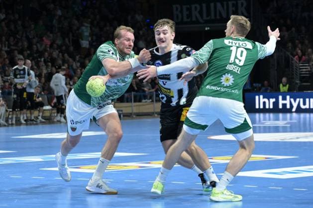 06.11.2025, xlakx, Handball, DHB-Pokal 1 8 Finale, Fuechse Berlin - ThSV Eisenach v.l. Max Darj (Fuechse Berlin), Felix Aellen (ThSV Eisenach), Mathias Gidsel (Fuechse Berlin) Zweikampf, Duell, Kampf, tackle Berlin