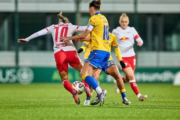 06.11.2025, GER, Frauenfußball, BL, 2025 2026, RB Leipzig - FC Carl Zeiss Jena Gina Chmielinski (10, RB Leipzig, li.), Merza Julevic (10, FC Carl Zeiss Jena), Aktion, Zweikampf um Ball Leipzig Trainingszentrum der Roten Bulle Sachsen Deutschland