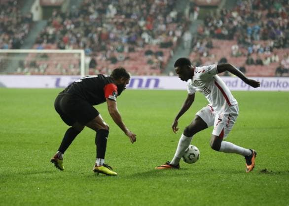 Samsunspor v Hamrun Spartans - UEFA Conference League SAMSUN, TURKIYE - NOVEMBER 6: Samsunspor’s Musaba (R) in action against his opponent during the UEFA Conference League week 3 match between Samsunspor and Hamrun Spartans at Yeni 19 Mayis Stadium in Samsun, Turkiye, on November 6, 2025. Fatih Mehmet Kurkcu Anadolu Samsun Turkey. Editorial use only. Please get in touch for any other usage.  Copyright: x2025xAnadoluxFatihxMehmetxKurkcux