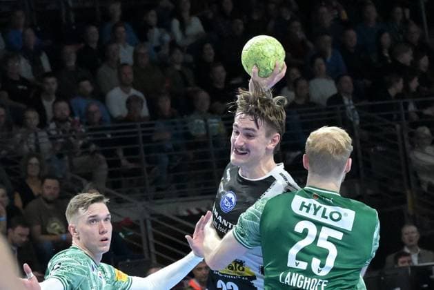 06.11.2025, xlakx, Handball, DHB-Pokal 1 8 Finale, Fuechse Berlin - ThSV Eisenach v.l. Felix Aellen (ThSV Eisenach), Matthes Langhoff (Fuechse Berlin) setzt zum Sprungwurf an Berlin