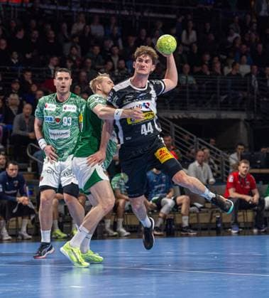 Handball, Herren, Saison 2025 2026, DHB-Pokal (Achtelfinale), Füchse Berlin - ThSV Eisenach, v.l. Mijajlo Marsenic (Füchse Berlin), Matthes Langhoff (Füchse Berlin), Stephan Seitz (Eisenach), 06.11.2025, Copyright: xSebastianxRäppold MatthiasxKochx