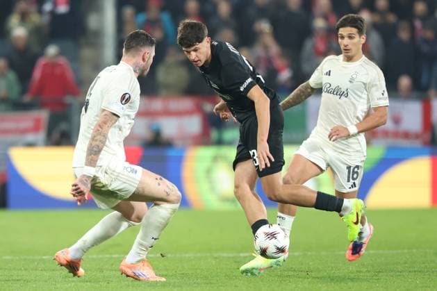 SOCCER - UEFA EL, Sturm vs Nottingham GRAZ,AUSTRIA,06.NOV.25 - SOCCER - UEFA Europa League, SK Sturm Graz vs Nottingham Forest. Image shows Morato (Nottingham), Arjan Malic (Sturm) and Nicolas Dominguez (Nottingham).  GEPAxpictures xChrisxBauer