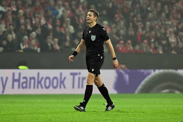 06.11.2025, xsltx, Fussball UEFA Conference League, FSV Mainz 05 - AC Florenz v.l. Schiedsrichter Referee Lawrence Visser (Belgien) (DFL DFB REGULATIONS PROHIBIT ANY USE OF PHOTOGRAPHS as IMAGE SEQUENCES and or QUASI-VIDEO) Mainz