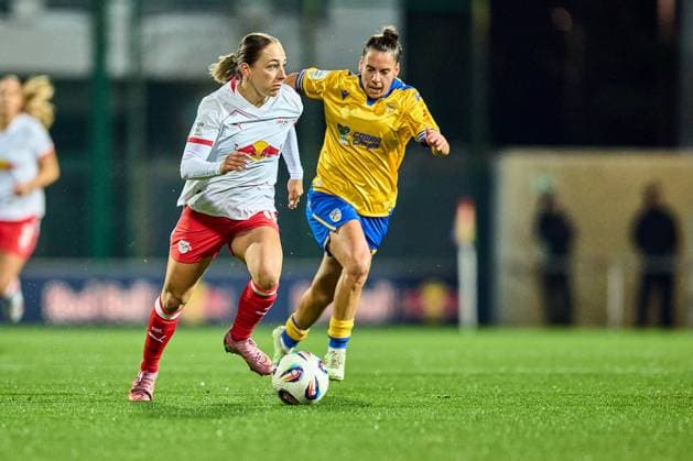 06.11.2025, GER, Frauenfußball, BL, 2025 2026, RB Leipzig - FC Carl Zeiss Jena Gina Chmielinski (10, RB Leipzig), Freisteller, Aktion , mit Ball Leipzig Trainingszentrum der Roten Bulle Sachsen Deutschland