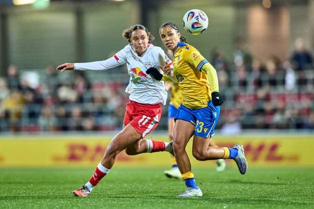 06.11.2025, GER, Frauenfußball, BL, 2025 2026, RB Leipzig - FC Carl Zeiss Jena Lisa Baum (11, RB Leipzig, li.), Josephine Bonsu (23, FC Carl Zeiss Jena), Aktion, Zweikampf um Ball Leipzig Trainingszentrum der Roten Bulle Sachsen Deutschland