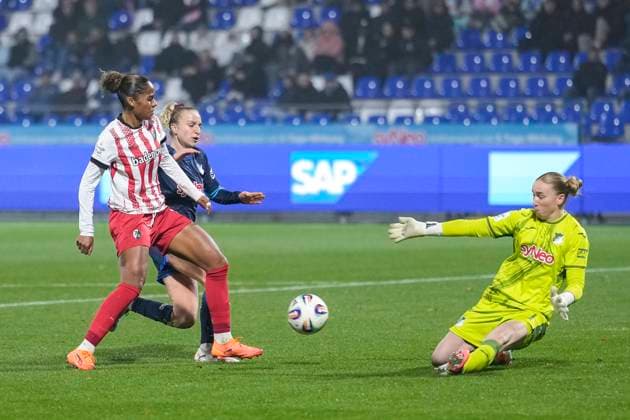 v.li.: Aurelie Csillag (Freiburg, 17), Vanessa Diehm (TSG, 6), Laura Johanna Dick (Torwart, Torhüterin, TSG, 1), Zweikampf, Spielszene, Duell, duel, tackle, tackling, Dynamik, Action, Aktion, im Strafraum, Strafraumszene, 06.11.2025, Sinsheim (Hoffenheim) (Deutschland), Fussball, Google Pixel Frauen-Bundesliga, TSG 1899 Hoffenheim - SC Freiburg, DFB DFL REGULATIONS PROHIBIT ANY USE OF PHOTOGRAPHS AS IMAGE SEQUENCES AND OR QUASI-VIDEO. *** v li Aurelie Csillag Freiburg, 17 , Vanessa Diehm TSG, 6 , Laura Johanna Dick Goalkeeper, Goalkeeper, TSG, 1 , duel, duel scene, duel, tackle, tackling, dynamics, action, action, in the penalty area, penalty area scene, 06 11 2025, Sinsheim Hoffenheim Germany , Soccer, Google Pixel Women Bundesliga, TSG 1899 Hoffenheim SC Freiburg, DFB DFL REGULATIONS PROHIBIT ANY USE OF PHOTOGRAPHS AS IMAGE SEQUENCES AND OR QUASI VIDEO xozx