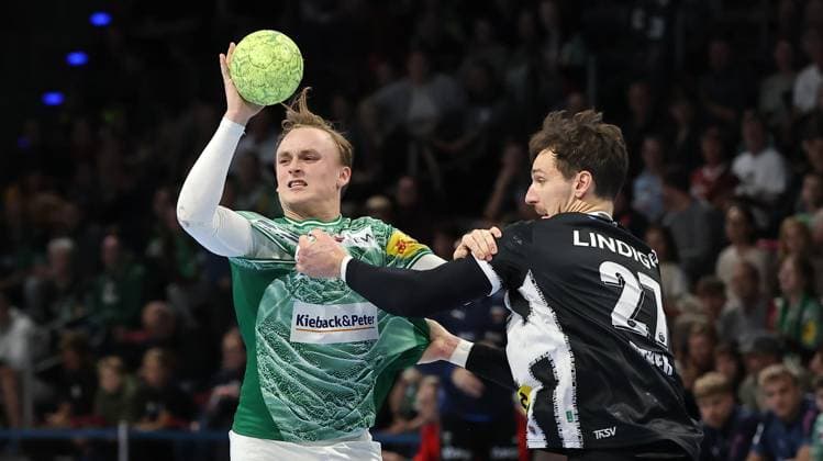 Tobias Schjoelberg Groendahl im Zweikampf mit Philipp Meyer Aktion Spielszene Handball DHB Pokal Achtelfinale Herren Saison 2025 2026 06.11.2025 Füchse Berlin vs ThSV Eisenach