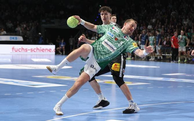 Max Darj erzielt ein Tor, Tillman Leu Zweikampf Spielszene Aktion Handball DHB Pokal Achtelfinale Herren Saison 2025 2026 06.11.2025 Füchse Berlin vs ThSV Eisenach