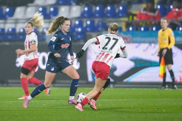 v.li.: Valesca Ampoorter (TSG, 18), Sophie Nachtigall (Freiburg, 27), Zweikampf, Spielszene, Duell, duel, tackle, tackling, Dynamik, Action, Aktion, 06.11.2025, Sinsheim (Hoffenheim) (Deutschland), Fussball, Google Pixel Frauen-Bundesliga, TSG 1899 Hoffenheim - SC Freiburg, DFB DFL REGULATIONS PROHIBIT ANY USE OF PHOTOGRAPHS AS IMAGE SEQUENCES AND OR QUASI-VIDEO.