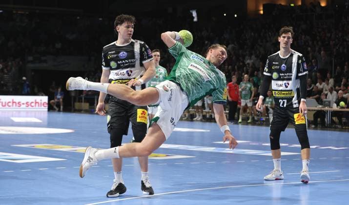 Max Darj erzielt ein Tor, Tillman Leu Zweikampf Spielszene Aktion Handball DHB Pokal Achtelfinale Herren Saison 2025 2026 06.11.2025 Füchse Berlin vs ThSV Eisenach