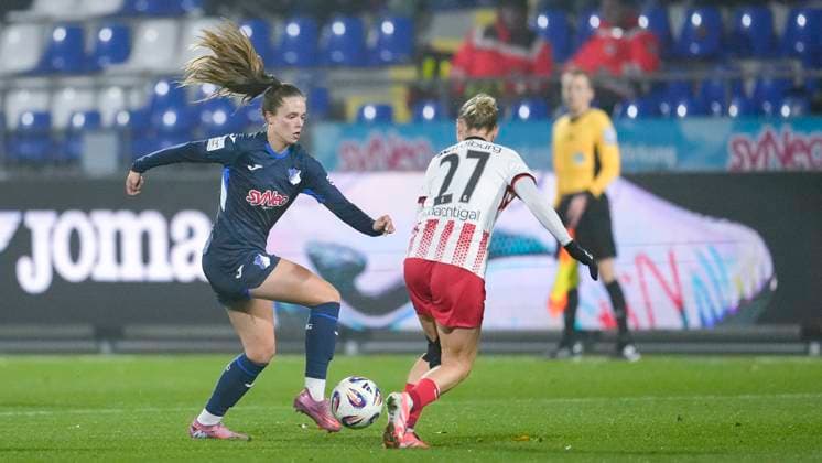 v.li.: Valesca Ampoorter (TSG, 18), Sophie Nachtigall (Freiburg, 27), Zweikampf, Spielszene, Duell, duel, tackle, tackling, Dynamik, Action, Aktion, 06.11.2025, Sinsheim (Hoffenheim) (Deutschland), Fussball, Google Pixel Frauen-Bundesliga, TSG 1899 Hoffenheim - SC Freiburg, DFB DFL REGULATIONS PROHIBIT ANY USE OF PHOTOGRAPHS AS IMAGE SEQUENCES AND OR QUASI-VIDEO.