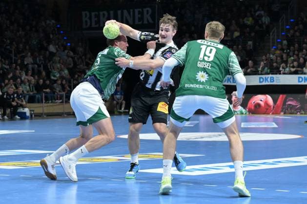 06.11.2025, xlakx, Handball, DHB-Pokal 1 8 Finale, Fuechse Berlin - ThSV Eisenach v.l. Max Darj (Fuechse Berlin), Felix Aellen (ThSV Eisenach),Mathias Gidsel (Fuechse Berlin) Zweikampf, Duell, Kampf, tackle Berlin
