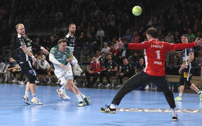 Lasse Andersson erzielt ein Tor gegen Torwart Matija Spikic Zweikampf Spielszene Aktion Handball DHB Pokal Achtelfinale Herren Saison 2025 2026 06.11.2025 Füchse Berlin vs ThSV Eisenach