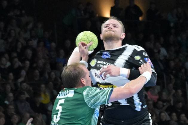 06.11.2025, xlakx, Handball, DHB-Pokal 1 8 Finale, Fuechse Berlin - ThSV Eisenach v.l. Max Darj (Fuechse Berlin), Peter Walz (ThSV Eisenach) Zweikampf, Duell, Kampf, tackle Berlin