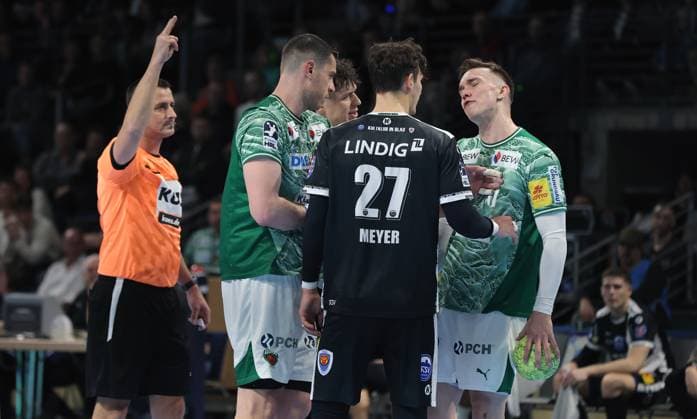 zwei Minuten Strafe für Philipp Meyer, Lasse Andersson Handball DHB Pokal Achtelfinale Herren Saison 2025 2026 06.11.2025 Füchse Berlin vs ThSV Eisenach