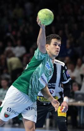 Tim Freihöfer erzielt ein Siebenmeter Tor gegen Torwart Silvio Heinevetter Aktion Oberkörper Handball DHB Pokal Achtelfinale Herren Saison 2025 2026 06.11.2025 Füchse Berlin vs ThSV Eisenach