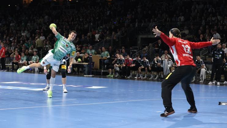 Tim Freihöfer erzielt ein Siebenmeter Tor gegen Torwart Silvio Heinevetter Zweikampf Spielszene Aktion Handball DHB Pokal Achtelfinale Herren Saison 2025 2026 06.11.2025 Füchse Berlin vs ThSV Eisenach