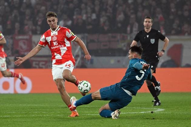 06.11.2025, xsltx, Fussball UEFA Conference League, FSV Mainz 05 - AC Florenz v.l. Nelson Weiper (FSV Mainz 05) Marin Pongracic (AC Florenz) Zweikampf, Aktion, action, battle for the ball (DFL DFB REGULATIONS PROHIBIT ANY USE OF PHOTOGRAPHS as IMAGE SEQUENCES and or QUASI-VIDEO) Mainz