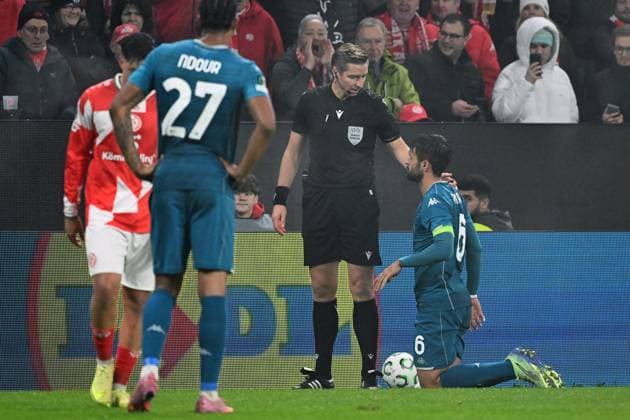 06.11.2025, xsltx, Fussball UEFA Conference League, FSV Mainz 05 - AC Florenz v.l. Schiedsrichter Referee Lawrence Visser (Belgien) Luca Ranieri (AC Florenz) (DFL DFB REGULATIONS PROHIBIT ANY USE OF PHOTOGRAPHS as IMAGE SEQUENCES and or QUASI-VIDEO) Mainz