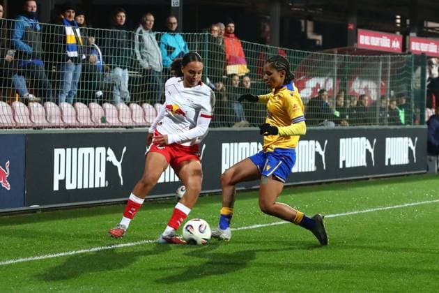 RB Leipzig - Jena 1. Bundesliga Frauen Leipzig, Trainingszentrum am Cottaweg, 06.11.2025, Fußball, Frauen, Saison 2025 2026, Frauen-Bundesliga, 9. Spieltag , RB Leipzig - FC Carl Zeiss Jena , Im Bild v.l.: Lisa Baum (11, Leipzig) und Josephine Bonsu (23, Jena) ,