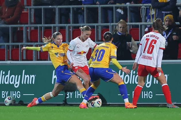 RB Leipzig - Jena 1. Bundesliga Frauen Leipzig, Trainingszentrum am Cottaweg, 06.11.2025, Fußball, Frauen, Saison 2025 2026, Frauen-Bundesliga, 9. Spieltag , RB Leipzig - FC Carl Zeiss Jena , Im Bild v.l.: Emiliy Reske (28, Jena), Marlene Müller Mueller (27, Leipzig) und Elena Mühlemann Muehlemann (30, Jena) ,
