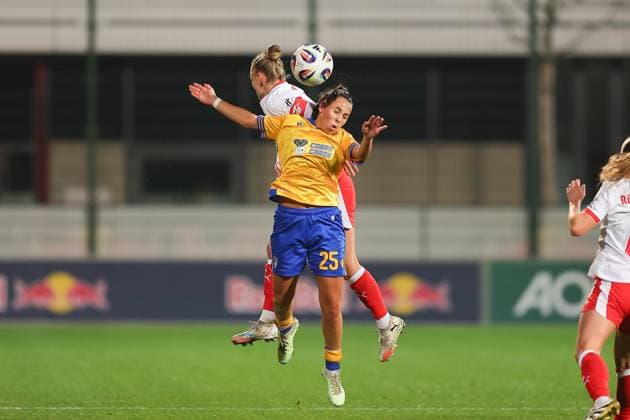 RB Leipzig - Jena 1. Bundesliga Frauen Leipzig, Trainingszentrum am Cottaweg, 06.11.2025, Fußball, Frauen, Saison 2025 2026, Frauen-Bundesliga, 9. Spieltag , RB Leipzig - FC Carl Zeiss Jena , Im Bild v.l.: Victoria Krug (20, Leipzig) und Noemi Gentile (25, Jena) ,