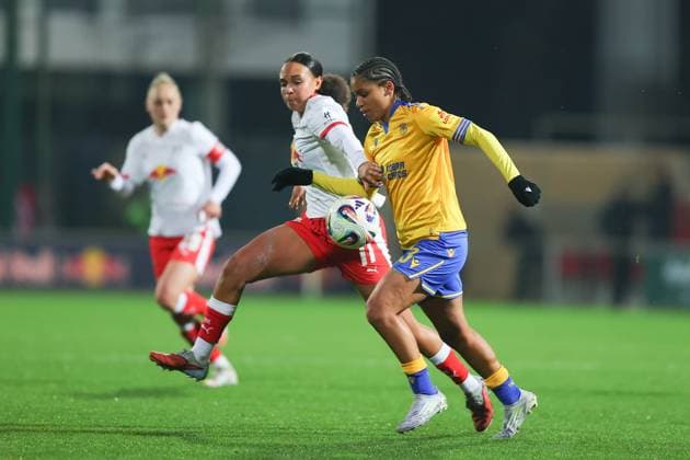 RB Leipzig - Jena 1. Bundesliga Frauen Leipzig, Trainingszentrum am Cottaweg, 06.11.2025, Fußball, Frauen, Saison 2025 2026, Frauen-Bundesliga, 9. Spieltag , RB Leipzig - FC Carl Zeiss Jena , Im Bild v.l.: Lisa Baum (11, Leipzig) und Josephine Bonsu (23, Jena) ,