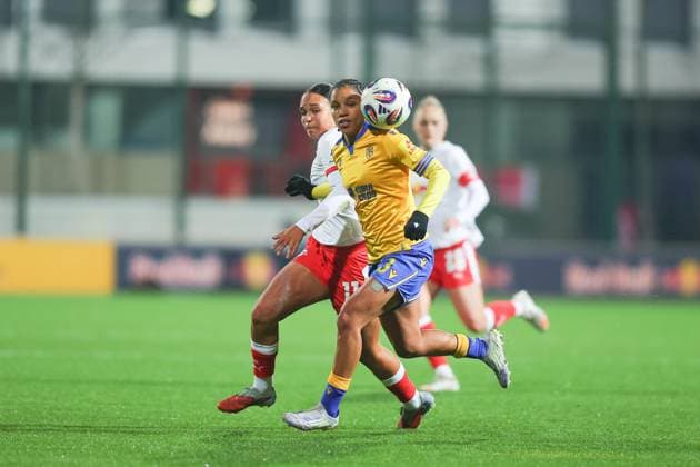 RB Leipzig - Jena 1. Bundesliga Frauen Leipzig, Trainingszentrum am Cottaweg, 06.11.2025, Fußball, Frauen, Saison 2025 2026, Frauen-Bundesliga, 9. Spieltag , RB Leipzig - FC Carl Zeiss Jena , Im Bild v.l.: Lisa Baum (11, Leipzig) und Josephine Bonsu (23, Jena) ,