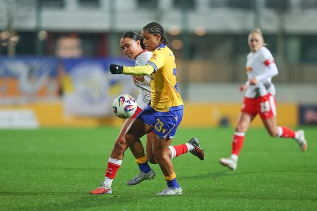 RB Leipzig - Jena 1. Bundesliga Frauen Leipzig, Trainingszentrum am Cottaweg, 06.11.2025, Fußball, Frauen, Saison 2025 2026, Frauen-Bundesliga, 9. Spieltag , RB Leipzig - FC Carl Zeiss Jena , Im Bild v.l.: Lisa Baum (11, Leipzig) und Josephine Bonsu (23, Jena) ,