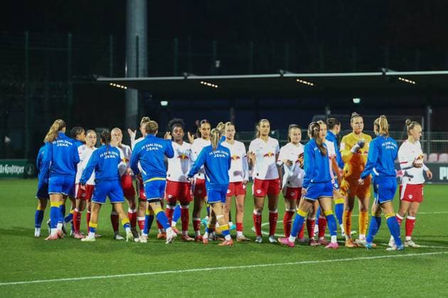 RB Leipzig - Jena 1. Bundesliga Frauen Leipzig, Trainingszentrum am Cottaweg, 06.11.2025, Fußball, Frauen, Saison 2025 2026, Frauen-Bundesliga, 9. Spieltag , RB Leipzig - FC Carl Zeiss Jena , Im Bild: Begrüßung der Mannschaften ,