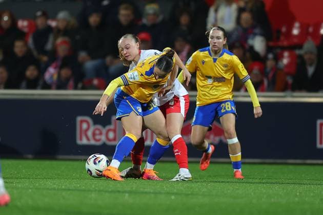 RB Leipzig - Jena 1. Bundesliga Frauen Leipzig, Trainingszentrum am Cottaweg, 06.11.2025, Fußball, Frauen, Saison 2025 2026, Frauen-Bundesliga, 9. Spieltag , RB Leipzig - FC Carl Zeiss Jena , Im Bild v.l.: Elena Mühlemann Muehlemann (30, Jena) und Lou-Ann Joly (6, RB Leipzig) ,