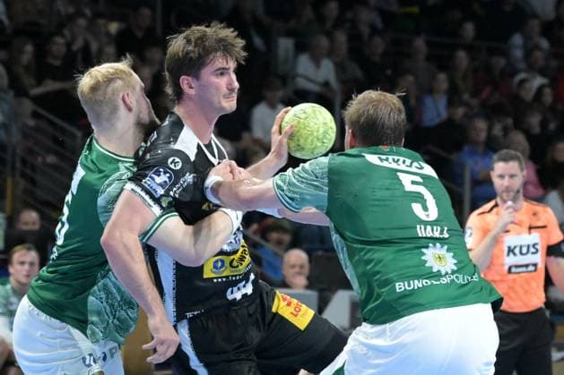 06.11.2025, xlakx, Handball, DHB-Pokal 1 8 Finale, Fuechse Berlin - ThSV Eisenach v.l. Matthes Langhoff (Fuechse Berlin), Stephan Seitz (ThSV Eisenach), Max Darj (Fuechse Berlin) Zweikampf, Duell, Kampf, tackle Berlin