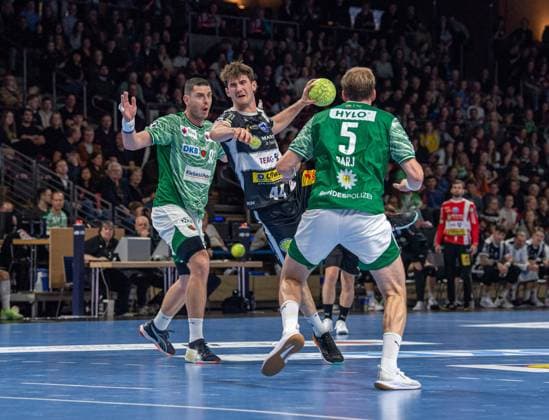 Handball, Herren, Saison 2025 2026, DHB-Pokal (Achtelfinale), Füchse Berlin - ThSV Eisenach, v.l. Mijajlo Marsenic (Füchse Berlin), Stephan Seitz (Eisenach), Max Darj (Füchse Berlin), 06.11.2025, Copyright: xSebastianxRäppold MatthiasxKochx