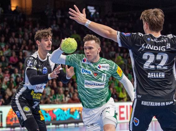 Handball, Herren, Saison 2025 2026, DHB-Pokal (Achtelfinale), Füchse Berlin - ThSV Eisenach, v.l. Philipp Meyer (Eisenach), Lasse Bredekjaer Andersson (Füchse Berlin), Felix Aellen (Eisenach), 06.11.2025, Copyright: xSebastianxRäppold MatthiasxKochx