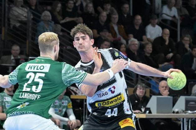 06.11.2025, xlakx, Handball, DHB-Pokal 1 8 Finale, Fuechse Berlin - ThSV Eisenach v.l. Matthes Langhoff (Fuechse Berlin), Stephan Seitz (ThSV Eisenach) Zweikampf, Duell, Kampf, tackle Berlin