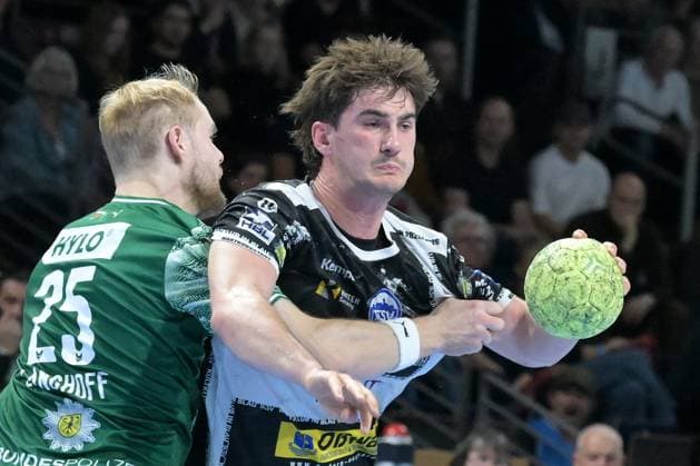 06.11.2025, xlakx, Handball, DHB-Pokal 1 8 Finale, Fuechse Berlin - ThSV Eisenach v.l. Matthes Langhoff (Fuechse Berlin), Stephan Seitz (ThSV Eisenach) Zweikampf, Duell, Kampf, tackle Berlin