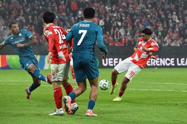 06.11.2025, xsltx, Fussball UEFA Conference League, FSV Mainz 05 - AC Florenz v.l. Nadim Amiri (FSV Mainz 05) (DFL DFB REGULATIONS PROHIBIT ANY USE OF PHOTOGRAPHS as IMAGE SEQUENCES and or QUASI-VIDEO) Mainz