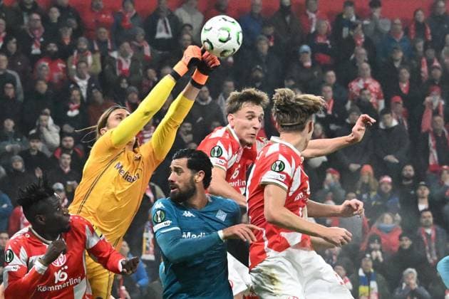 06.11.2025, xsltx, Fussball UEFA Conference League, FSV Mainz 05 - AC Florenz v.l. Tommaso Martinelli (AC Florenz) klärt den Ball (DFL DFB REGULATIONS PROHIBIT ANY USE OF PHOTOGRAPHS as IMAGE SEQUENCES and or QUASI-VIDEO) Mainz
