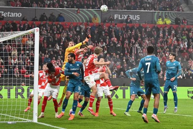 06.11.2025, xsltx, Fussball UEFA Conference League, FSV Mainz 05 - AC Florenz v.l. Tommaso Martinelli (AC Florenz) klärt den Ball (DFL DFB REGULATIONS PROHIBIT ANY USE OF PHOTOGRAPHS as IMAGE SEQUENCES and or QUASI-VIDEO) Mainz