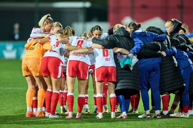 06.11.2025, GER, Frauenfußball, BL, 2025 2026, RB Leipzig - FC Carl Zeiss Jena Mannschaftkreis, RB Leipzig, vorm Anpfiff Leipzig Trainingszentrum der Roten Bulle Sachsen Deutschland