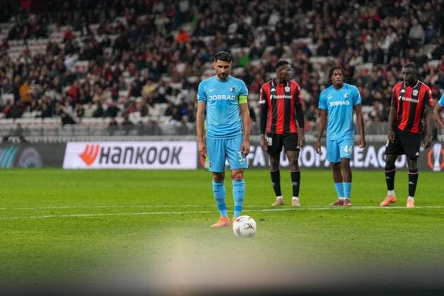 Vincenzo Grifo (SC Freiburg, 32) Elfmeter, Strafstoß , Frankreich, Fussball, UEFA Europa League, 4.Spieltag, Ligaphase, 2025 2026, OGC Nizza vs. SC Freiburg, 06.11.2025, Allianz Riviera, Nizza, Frankreich Nizza Allianz Riviera Provence-Alpes-CÃ te d Azur, CÃ Frankreich Copyright: xArnexAmbergx