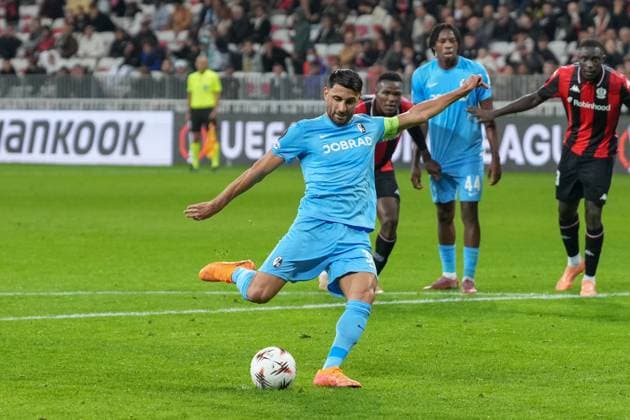 Vincenzo Grifo (SC Freiburg, 32) Elfmeter, Strafstoß , Frankreich, Fussball, UEFA Europa League, 4.Spieltag, Ligaphase, 2025 2026, OGC Nizza vs. SC Freiburg, 06.11.2025, Allianz Riviera, Nizza, Frankreich Nizza Allianz Riviera Provence-Alpes-CÃ te d Azur, CÃ Frankreich Copyright: xArnexAmbergx