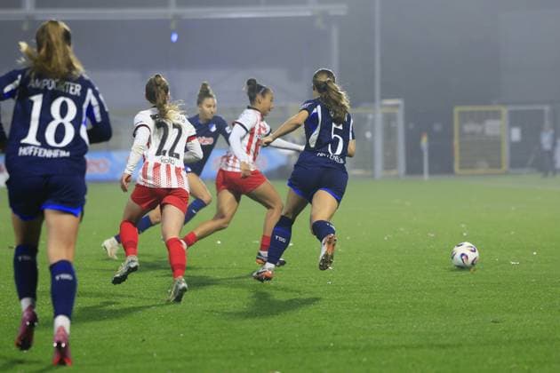 RECORD DATE NOT STATED Franziska Harsch (17; TSG Hoffenheim Frauen) im Mittelfeldkampf mit Spielerinnen von SC Freiburg Frauen GPFBL: TSG Hoffenheim gegen SC Freiburg am 06.11.2025 im Dietmar-Hopp Stadion in Hoffenheim. Mittelfeldkampf mit Ball